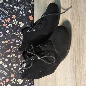 TOMS | KALA BLACK LACE UP WEDGE BOOTIE SIZE 8